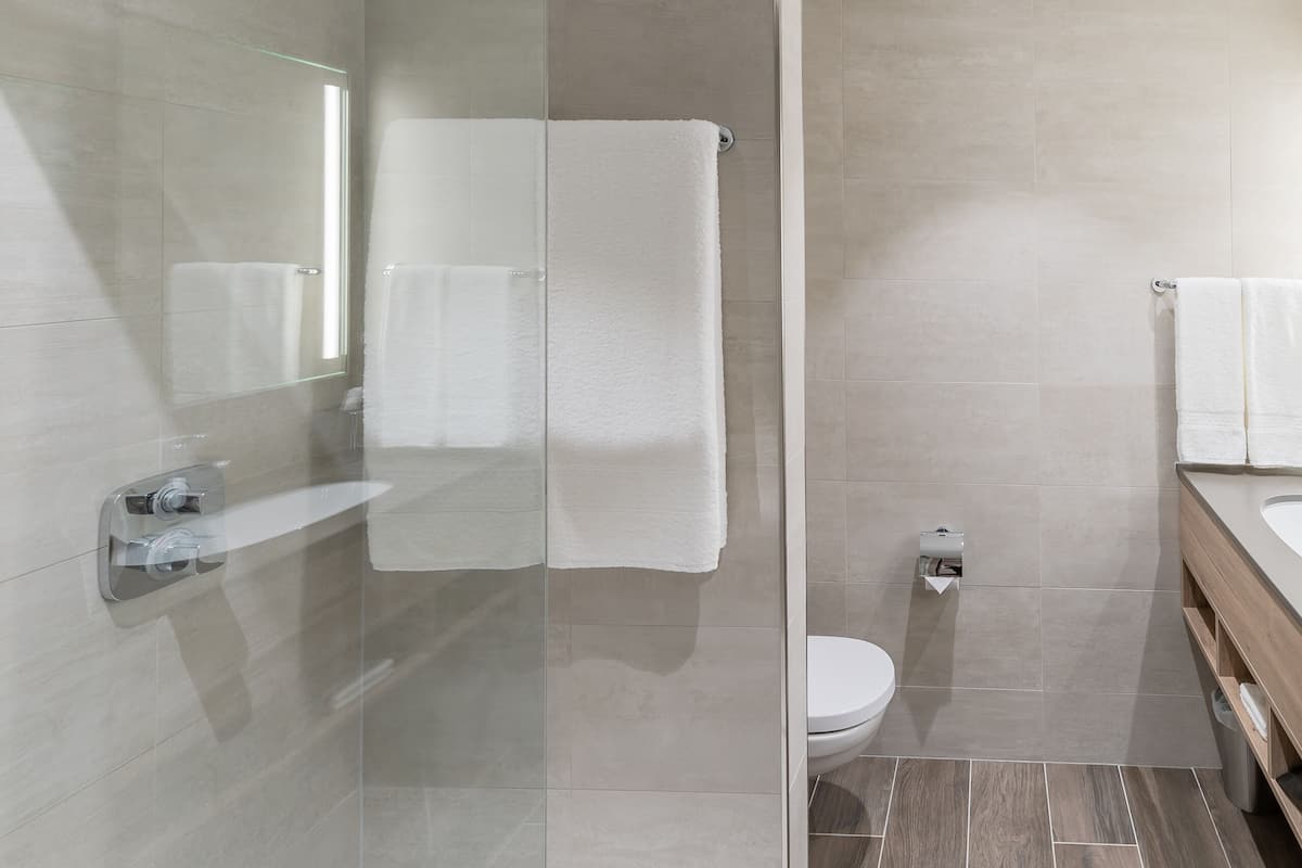 room, 1 king bed | in-room safe, desk, blackout curtains, soundproofing