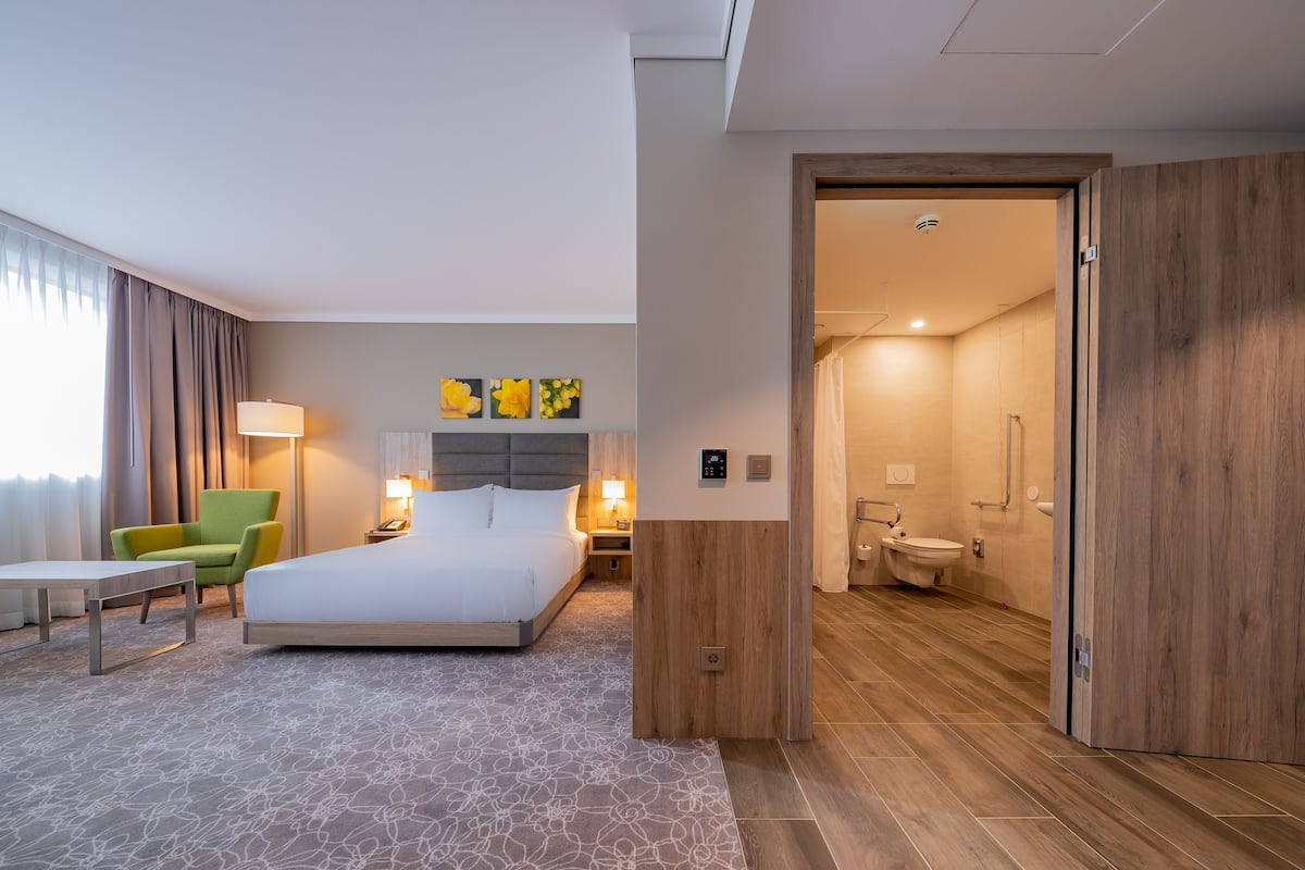 room, 1 queen bed, accessible | in-room safe, desk, blackout curtains, soundproofing