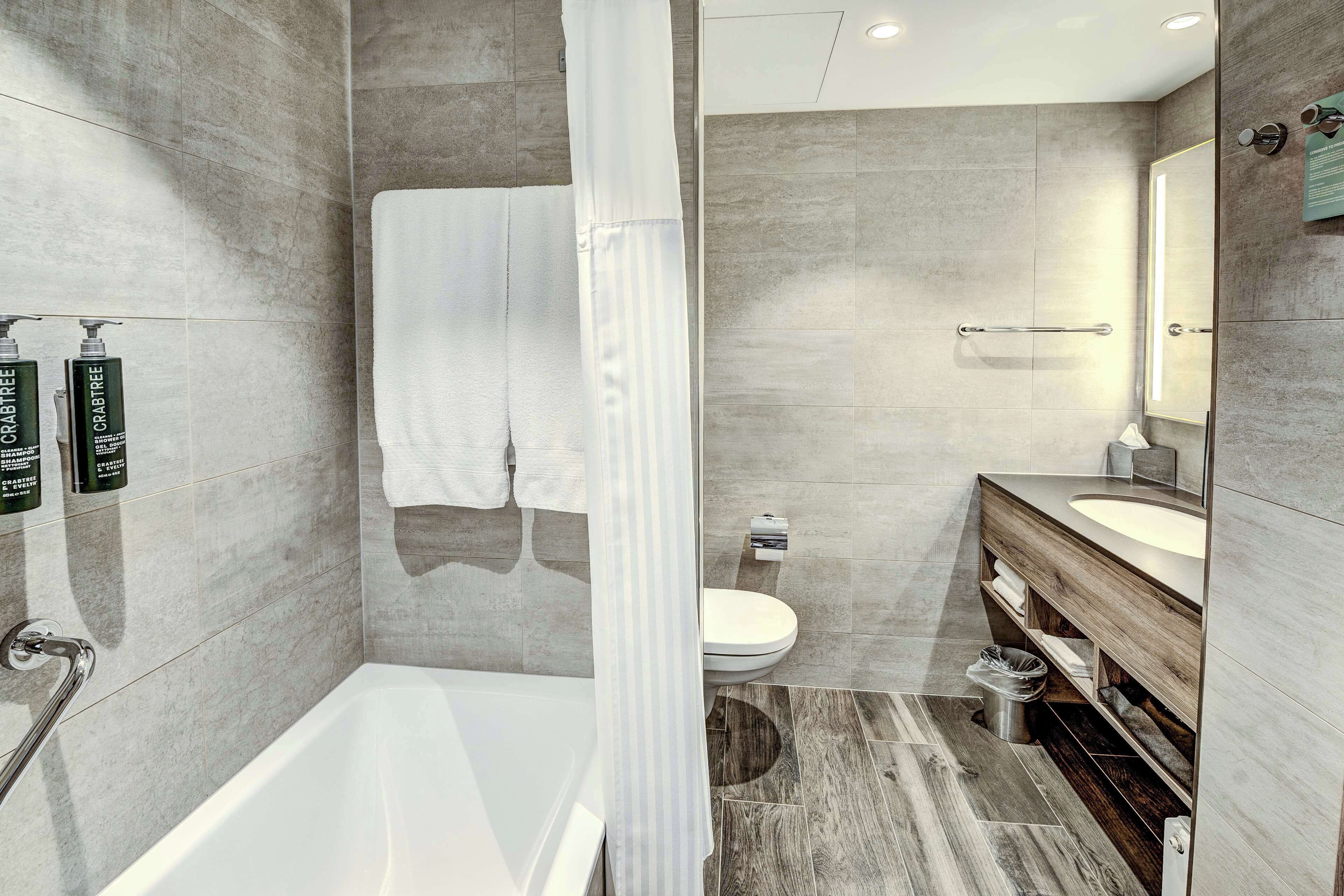 family room, 1 queen bed | bathroom | free toiletries, hair dryer, slippers, towels