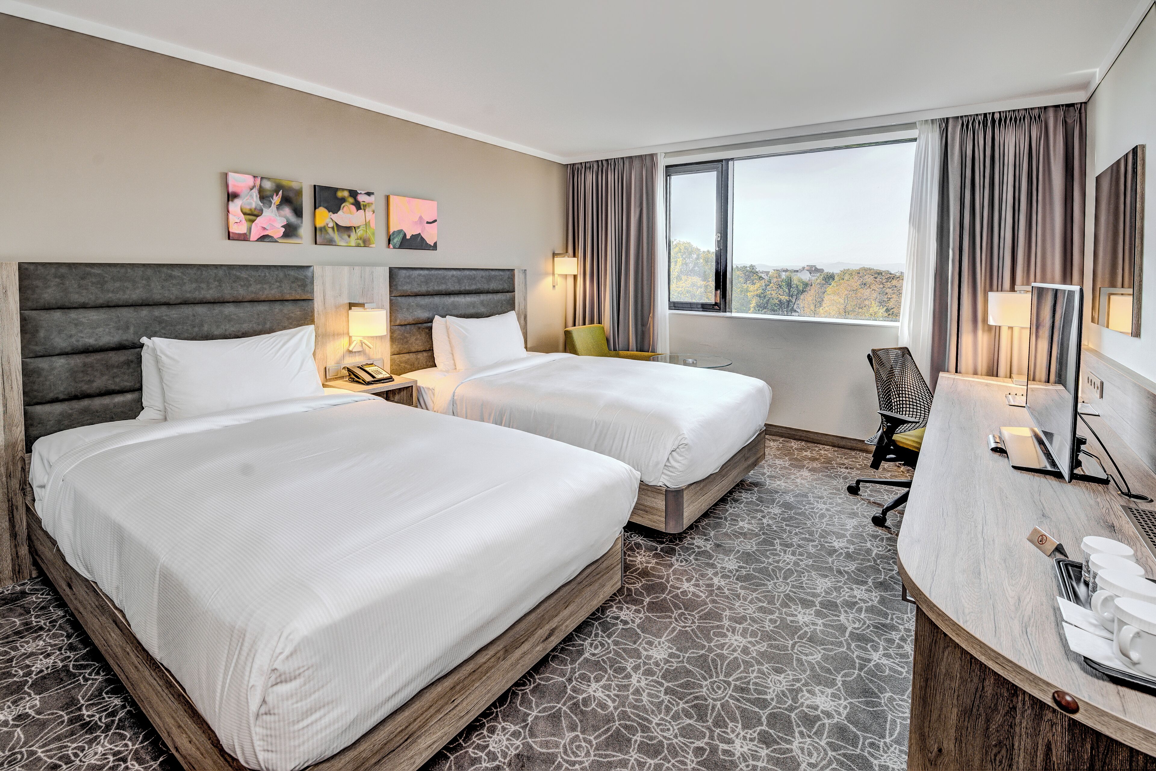 Habitación, 2 camas individuales | Caja de seguridad en la habitación, escritorio y cortinas blackout 