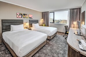 In-room safe, desk, blackout curtains, soundproofing - Hilton Garden Inn Wiener Neustadt (Wiener Neustadt)