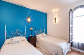 4 chambres, bureau, chambres insonorisées, fer et planche à repasser