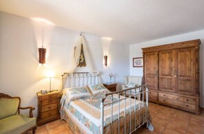 4 bedrooms, desk, soundproofing, iron/ironing board