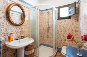 Regadera, secadora de cabello, bidet, toallas