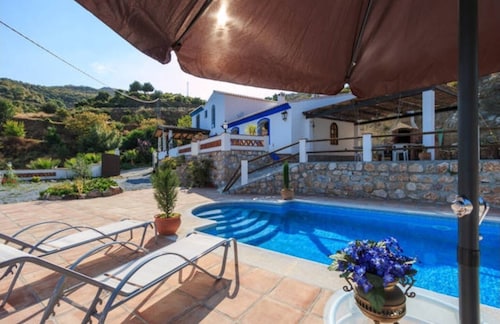 RURAL HOUSE WITH POOL AND BARBECUE 