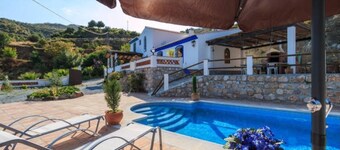 RURAL HOUSE WITH POOL AND BARBECUE 