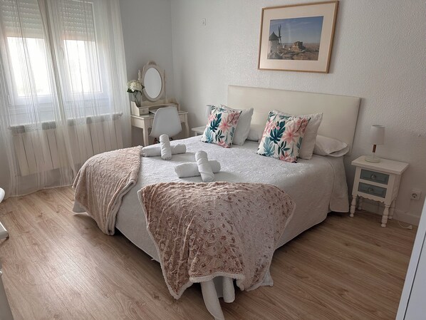 9 bedrooms, desk, travel cot, free WiFi