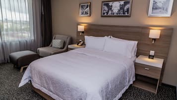 Habitación, 1 cama Queen size, para no fumadores, refrigerador | Área de sala de estar | Televisión LCD y piso con calefacción