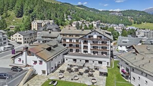 Un hotel con patio que cuenta con asientos al aire libre y una fuente central.
