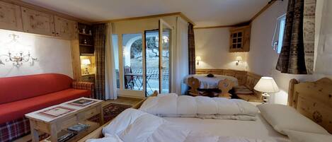 Desk, WiFi, bed sheets