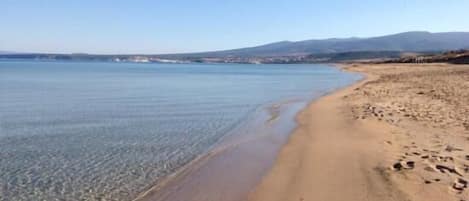 Playa en los alrededores y toallas de playa