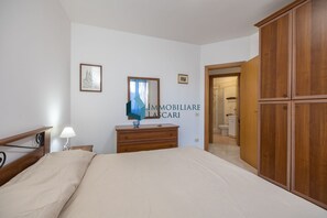 3 slaapkamers, een strijkplank/strijkijzer, gratis wifi, beddengoed