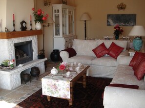 Smart-TV, Kamin, DVD-Player, Bücher