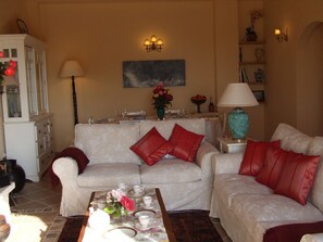 Smart-TV, Kamin, DVD-Player, Bücher