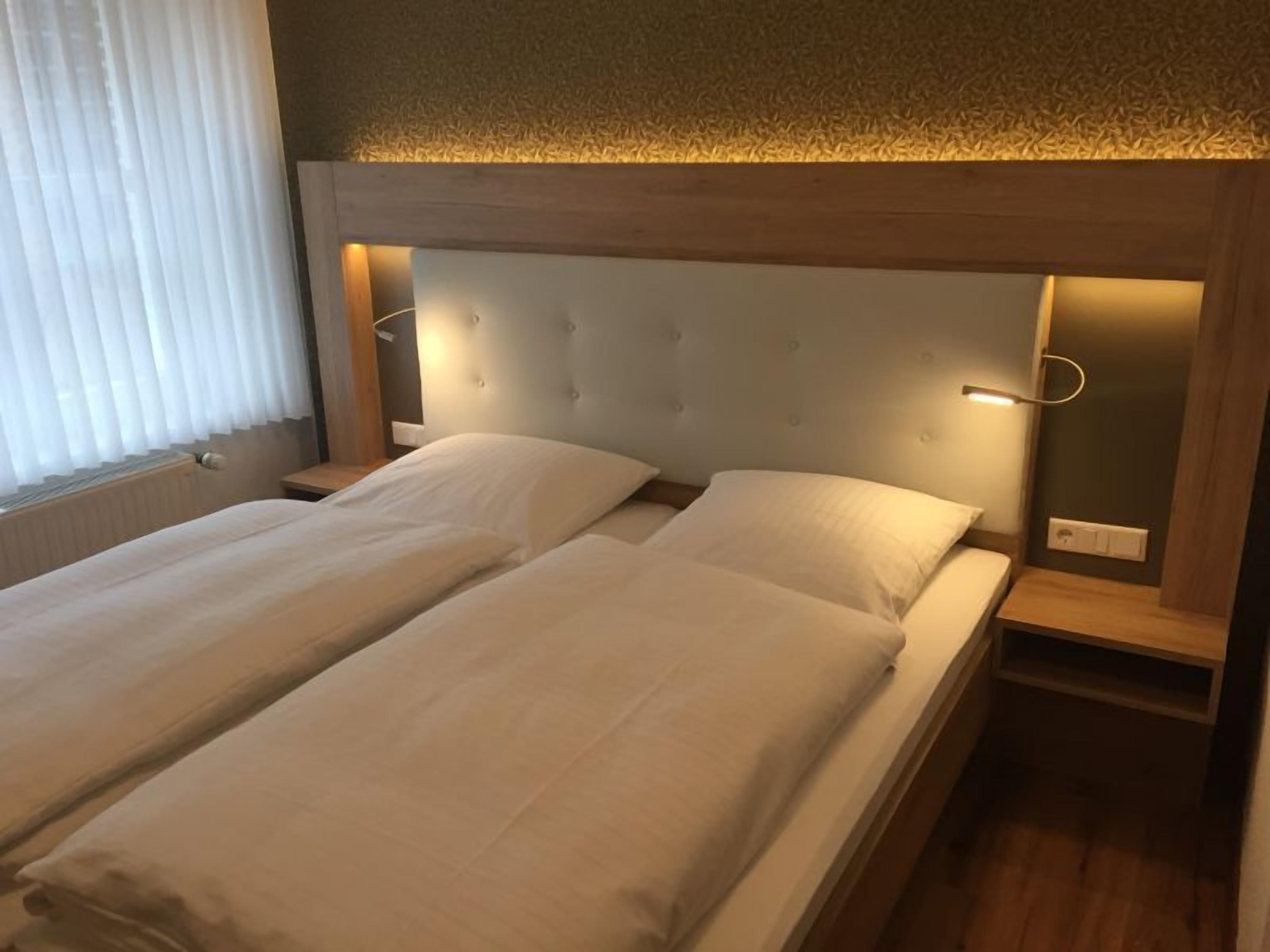 deluxe double room | individually furnished, desk, free cots/infant beds, free wifi