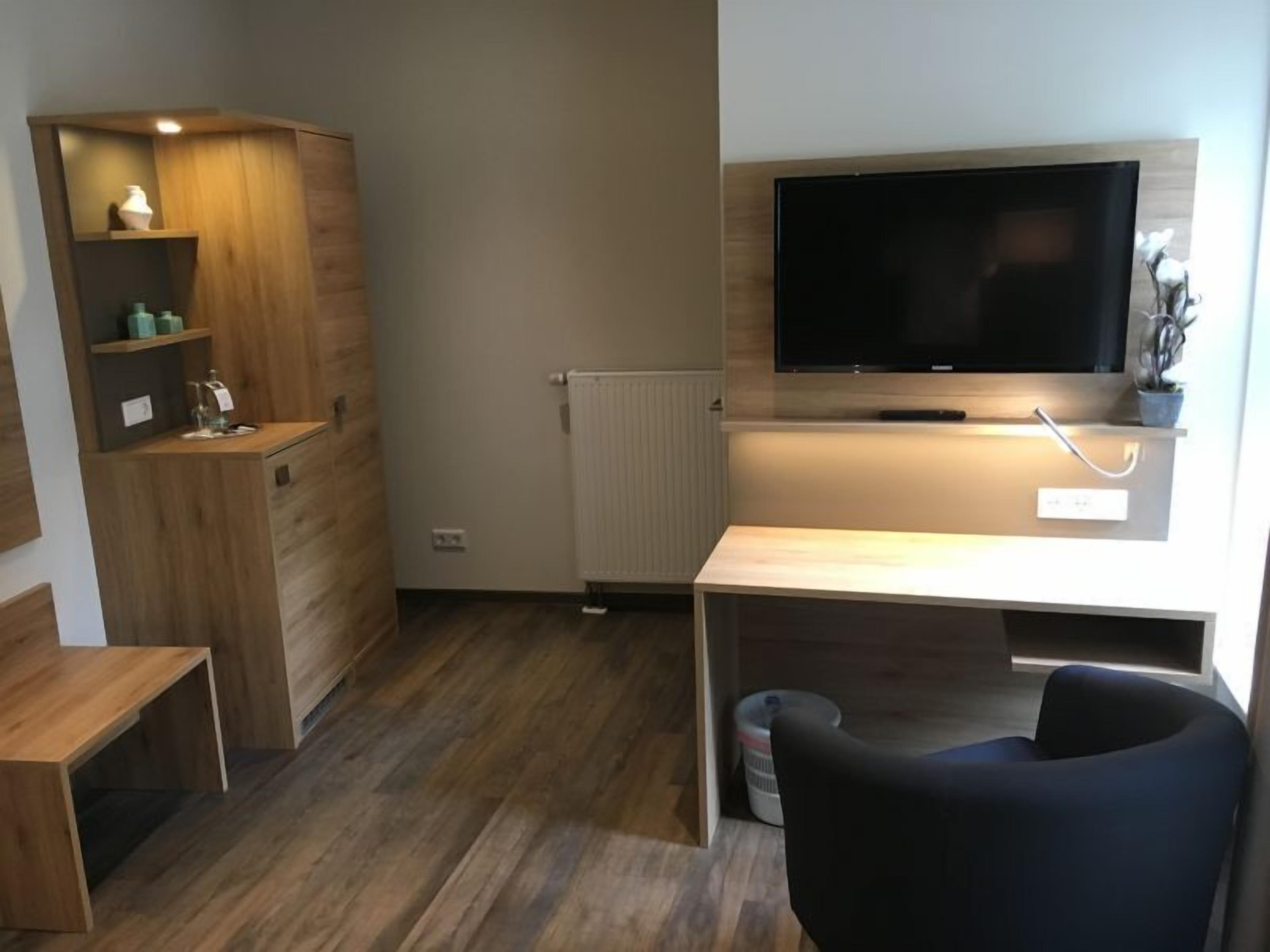 deluxe double room | individually furnished, desk, free cots/infant beds, free wifi