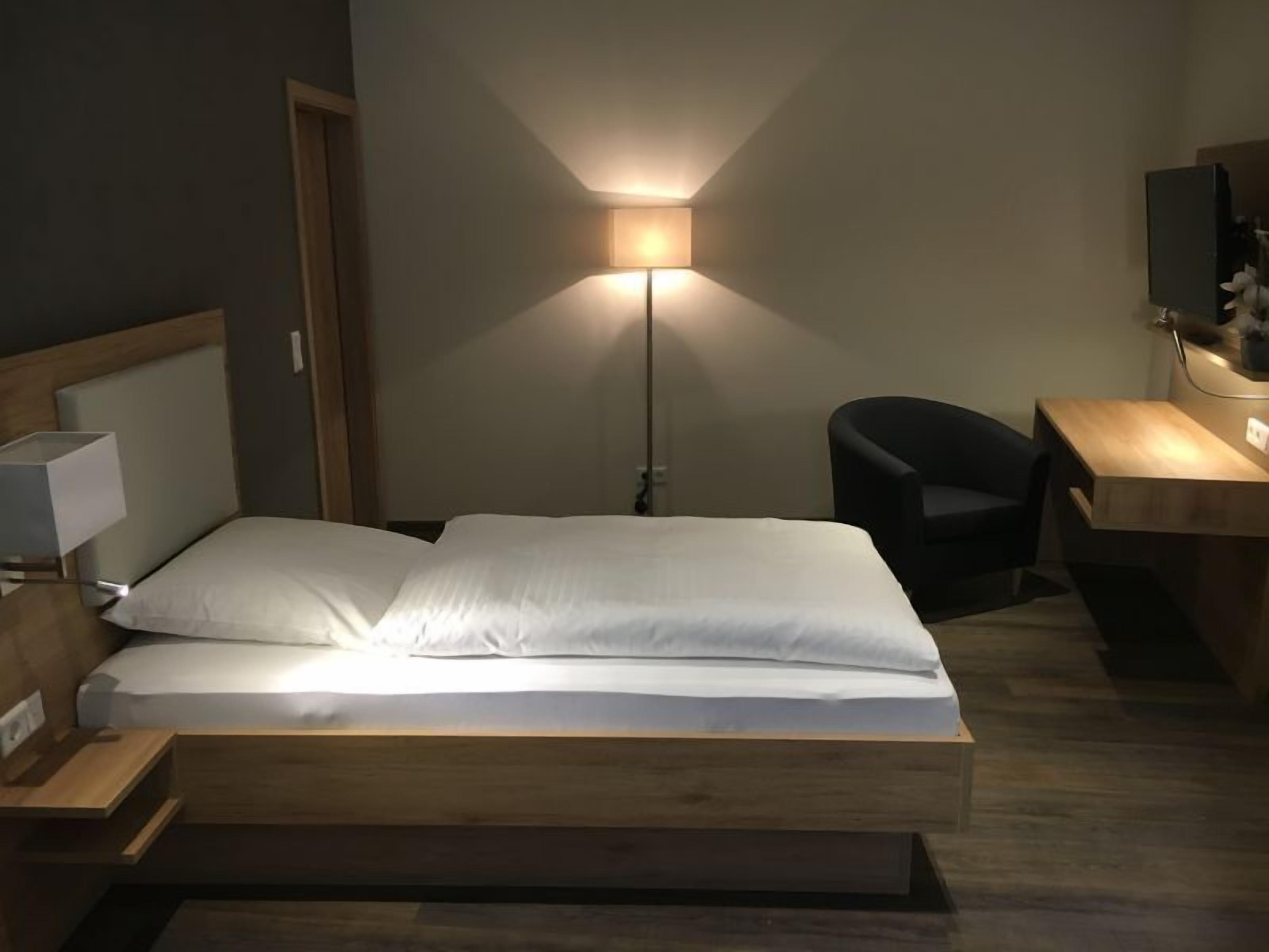 deluxe double room | individually furnished, desk, free cots/infant beds, free wifi