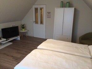 デラックス ダブルルーム | 客室ごとに異なるインテリア、デスク、WiFi (無料)、ベッドシーツ