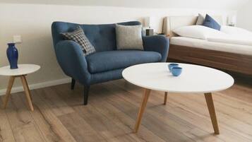 Habitación Confort doble | Mobiliario individual, escritorio, wifi gratis y ropa de cama