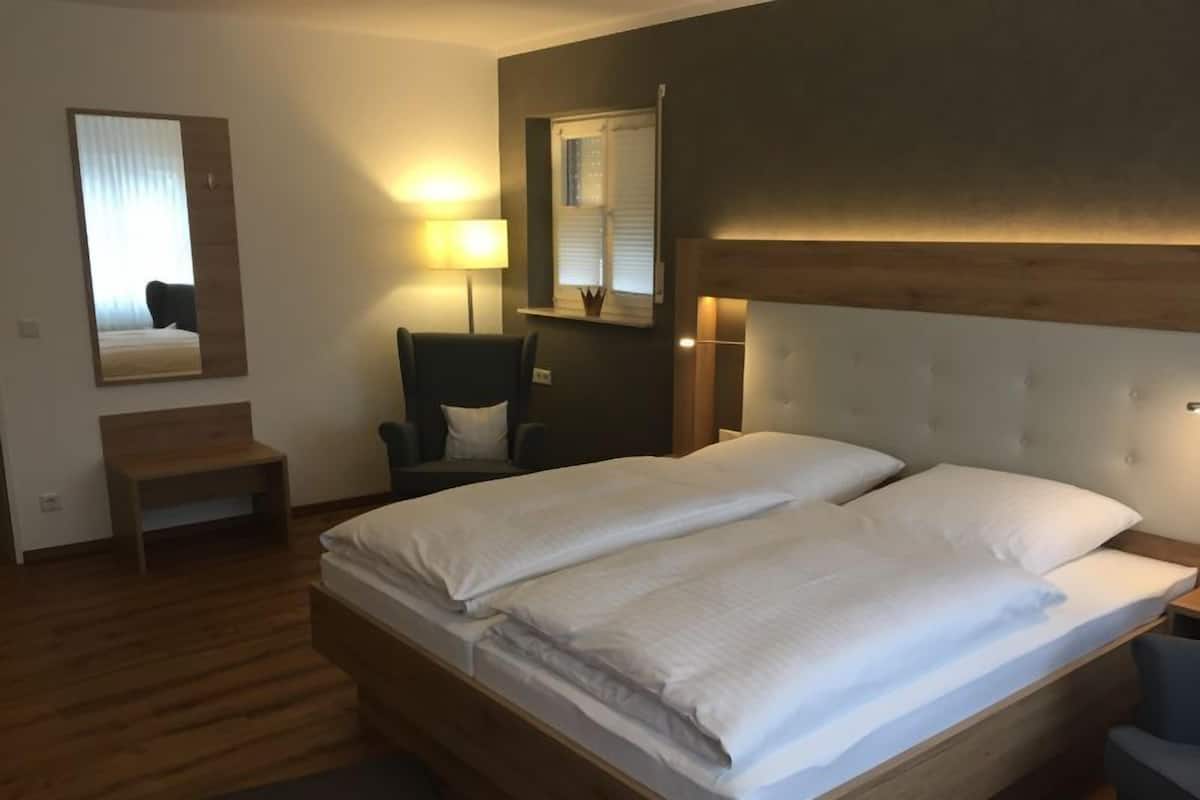 Comfort tweepersoonskamer | Individueel gemeubileerd, een bureau, gratis babybedden, gratis wifi