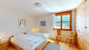 2 habitaciones, escritorio, tabla de planchar con plancha y wifi 