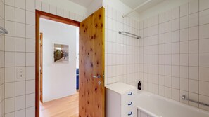 Hair dryer, towels - Sunny and quiet 2 ½-room apartment on the first floor, 75 m2, facing south-west. (Silvaplana)