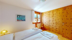 2 habitaciones, escritorio, tabla de planchar con plancha y wifi 