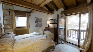 4 bedrooms, desk, iron/ironing board, WiFi