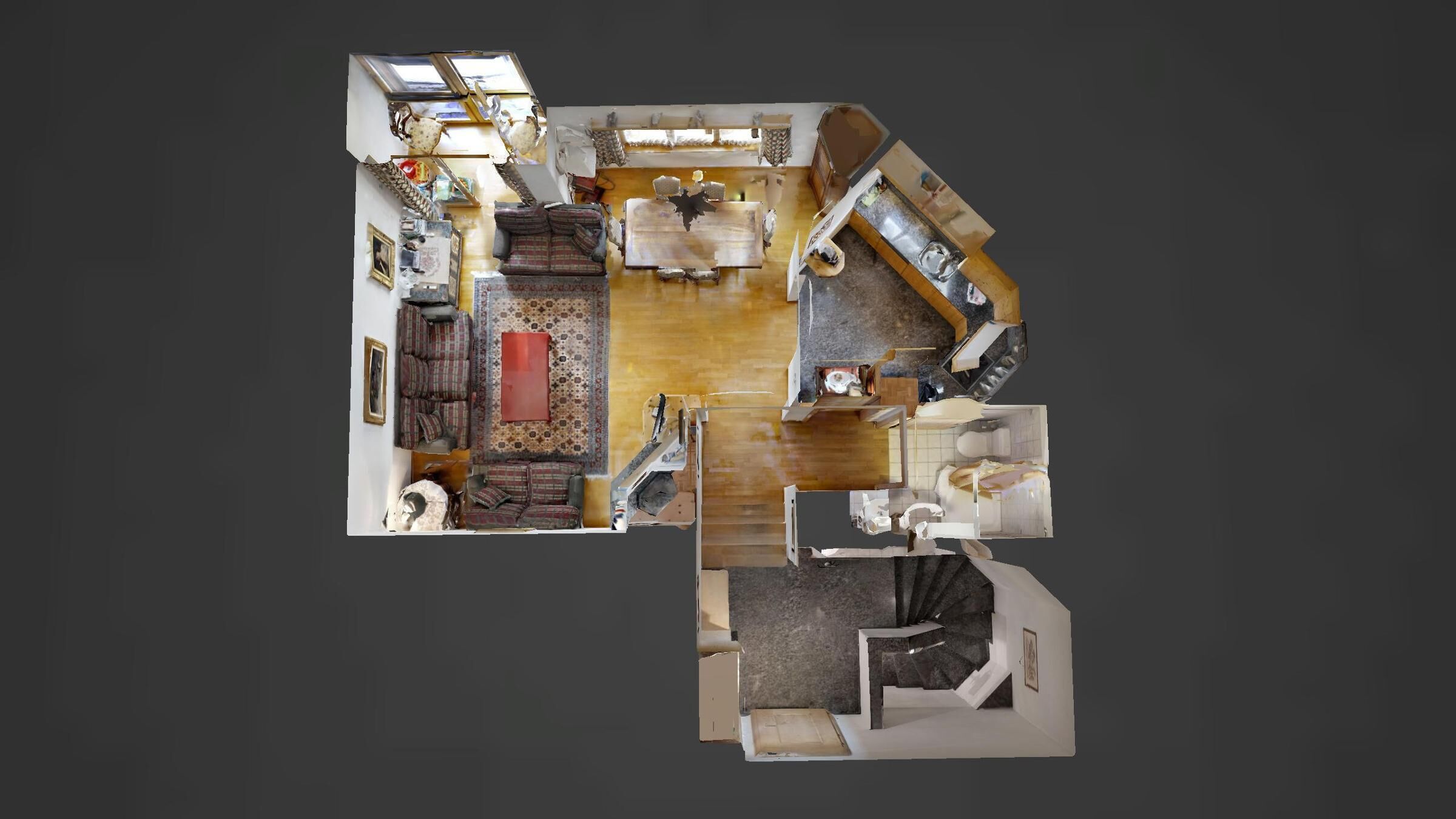 Vue d’ensemble d’un salon, avec un canapé, une table basse et une cheminée.