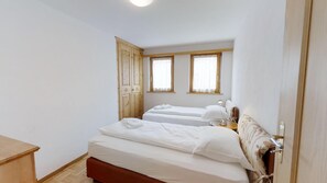 3 chambres, fer et planche à repasser, Wi-Fi, draps fournis