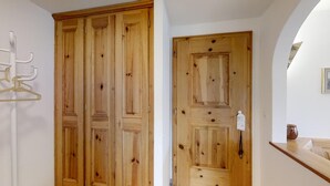 A hallway with a wooden wardrobe and a door with a lock. - Spacious 3½-room apartment on the second floor, ca. (Silvaplana)