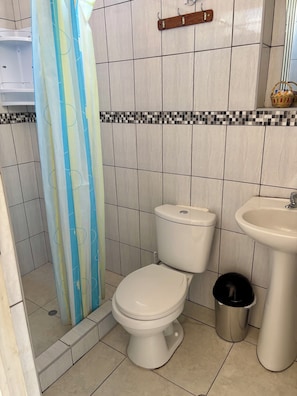 Quarto casal conforto, 1 cama de casal | Banheiro | Produtos de toalete grátis, toalhas de banho, sabonete, shampoo