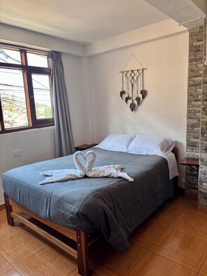 Quarto casal grand, 1 cama de casal | Wi-Fi de cortesia, roupa de cama