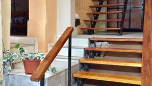 A staircase with wooden steps and black metal railings. - Big Vacation Hostel (Cusco)