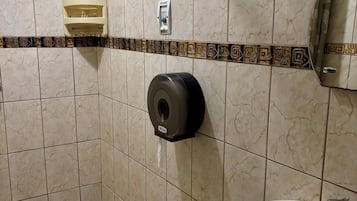 Articles de toilette gratuits, serviettes fournies, savon, shampoing