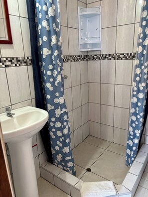 Dobbeltrom – grand, 1 dobbeltseng | Bad | Toalettartikler (inkludert), håndklær, såpe og sjampo