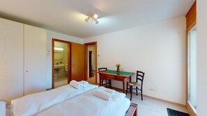 3 bedrooms, desk, iron/ironing board, WiFi