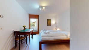 3 makuuhuonetta, työpöytä, silitysrauta/-lauta, Wi-Fi