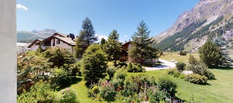 Apartment 4 pièces au 1er étage, environ 127 m2.