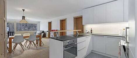 Frigorifero, forno, piano cottura, lavastoviglie