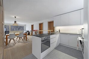 Réfrigérateur, four, plaque de cuisson, lave-vaisselle