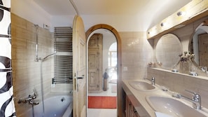 Douche, sèche-cheveux, serviettes fournies
