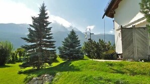 A house with a view of mountains. - 2½-room apartment on the ground floor, ca. (Silvaplana)
