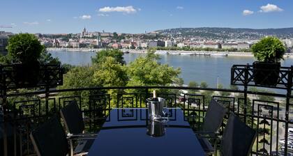 Modernes Apartment mit atemberaubendem Blick auf die Donau und die Berge
