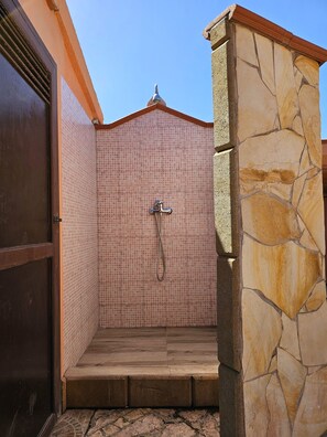 Dusche, Haartrockner, Bidet, Handtücher
