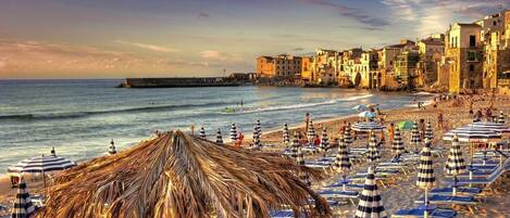 Una spiaggia nelle vicinanze, lettini da mare