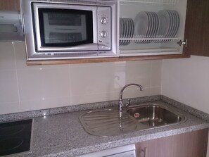 Frigorífico, microondas, horno y placa de cocina