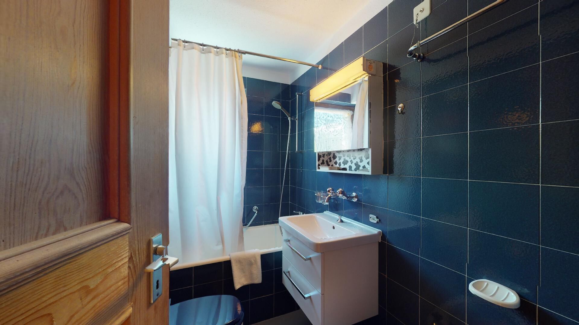 Kylpyhuone, jossa on kylpyamme, pesuallas ja wc.