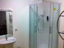 Quarto casal conforto, suíte (Hotel) | Banheiro | Chuveiro, secador de cabelo, toalhas de banho, papel higiênico