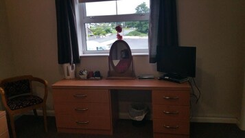 Quarto casal ou duplo standard, suíte | Escrivaninha, espaço de trabalho para notebook, Wi-Fi de cortesia